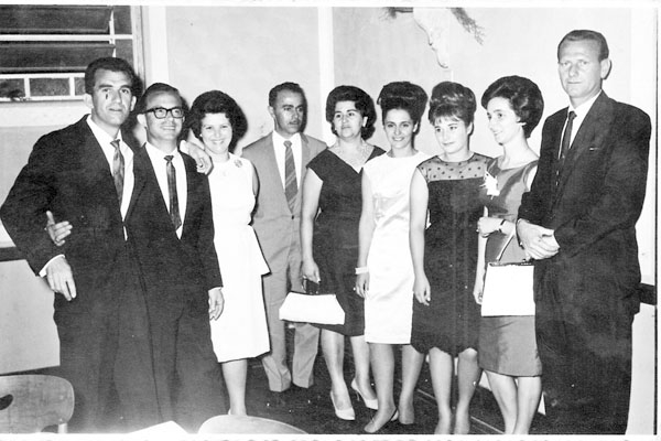 Esta foto foi feita no ano de 1963, reunindo um grupo de professores que participava de uma festa no Grupo Escolar de Restinga, onde lecionavam na época